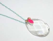 Load image into Gallery viewer, Short necklace with pendant of a crystal stone.