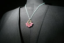 Load image into Gallery viewer, Short necklace with pendant in pink stones.