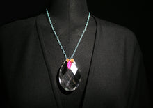 Load image into Gallery viewer, Short necklace with pendant of a crystal stone.
