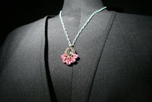 Load image into Gallery viewer, Short necklace with pendant in pink stones.
