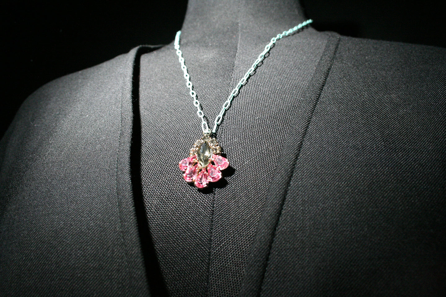 Short necklace with pendant in pink stones.